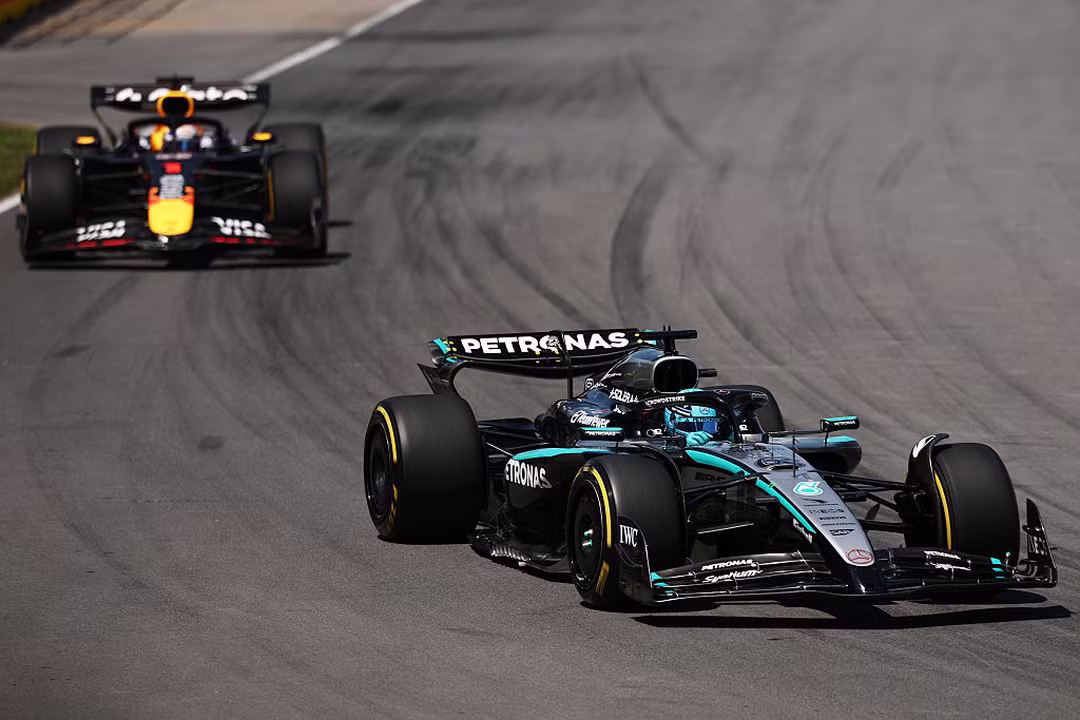 Carro de Fórmula 1 em uma curva na pista