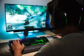 Pessoa jogando videogame com um controle